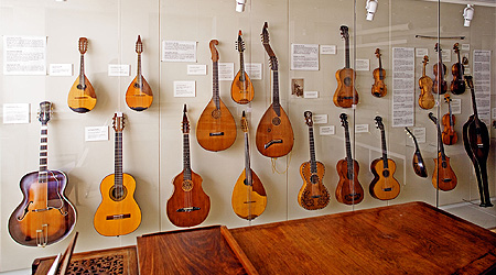 Musikhistorisk Museums udstilling af danske strengeinstrumenter